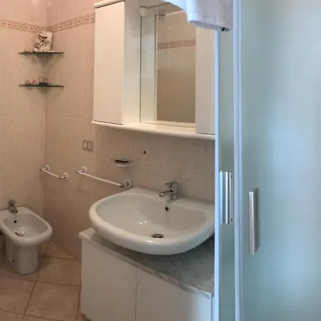 Apartament Con Suggestiva Vista Mare A