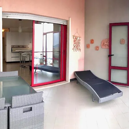 Con Suggestiva Vista Mare A