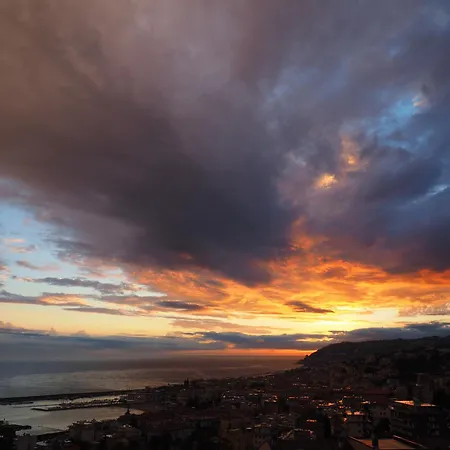 Con Suggestiva Vista Mare A شقة