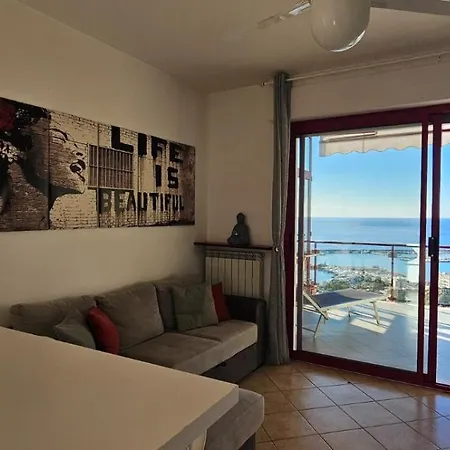 Con Suggestiva Vista Mare A *