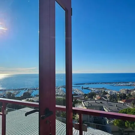Con Suggestiva Vista Mare A *